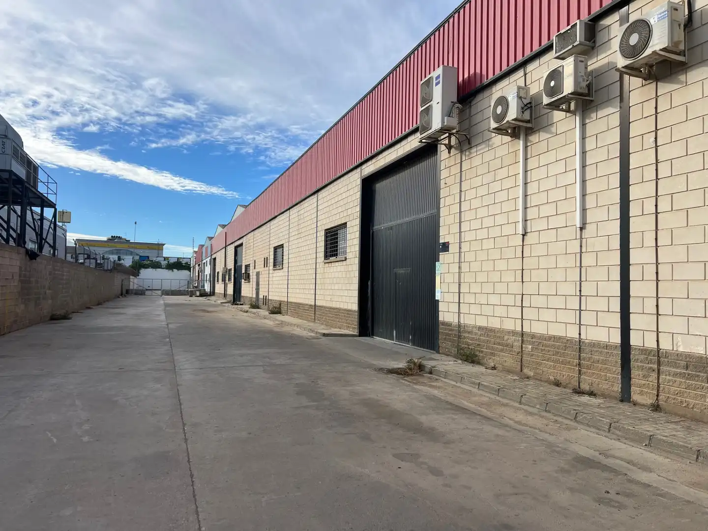 Vista exterior de Nau industrial de lloguer en Quart de Poblet amb Alarma