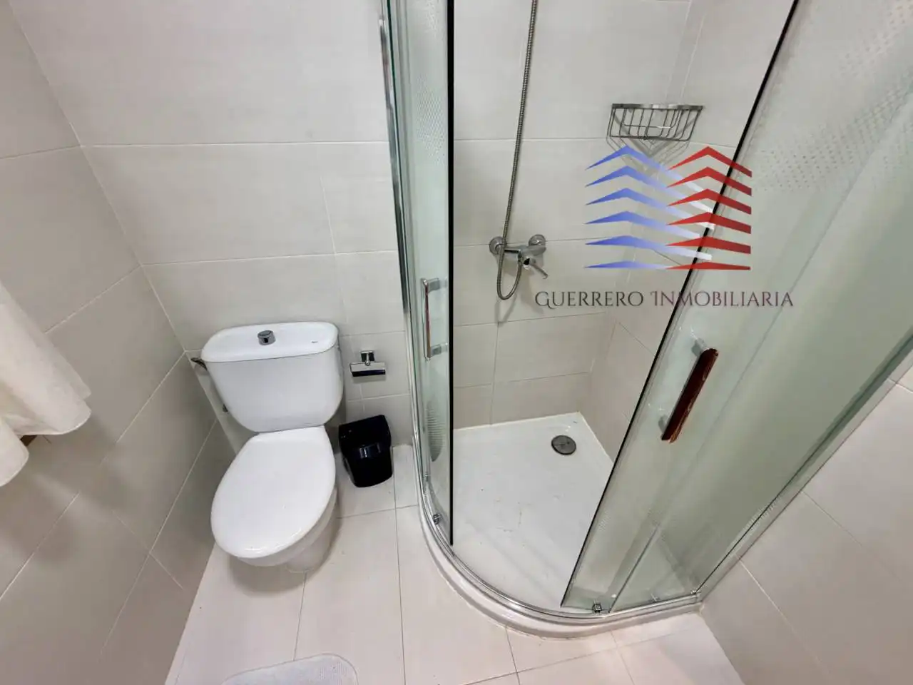 Baño de Apartamento de alquiler en Ourense Capital  con Calefacción, Parquet y Amueblado