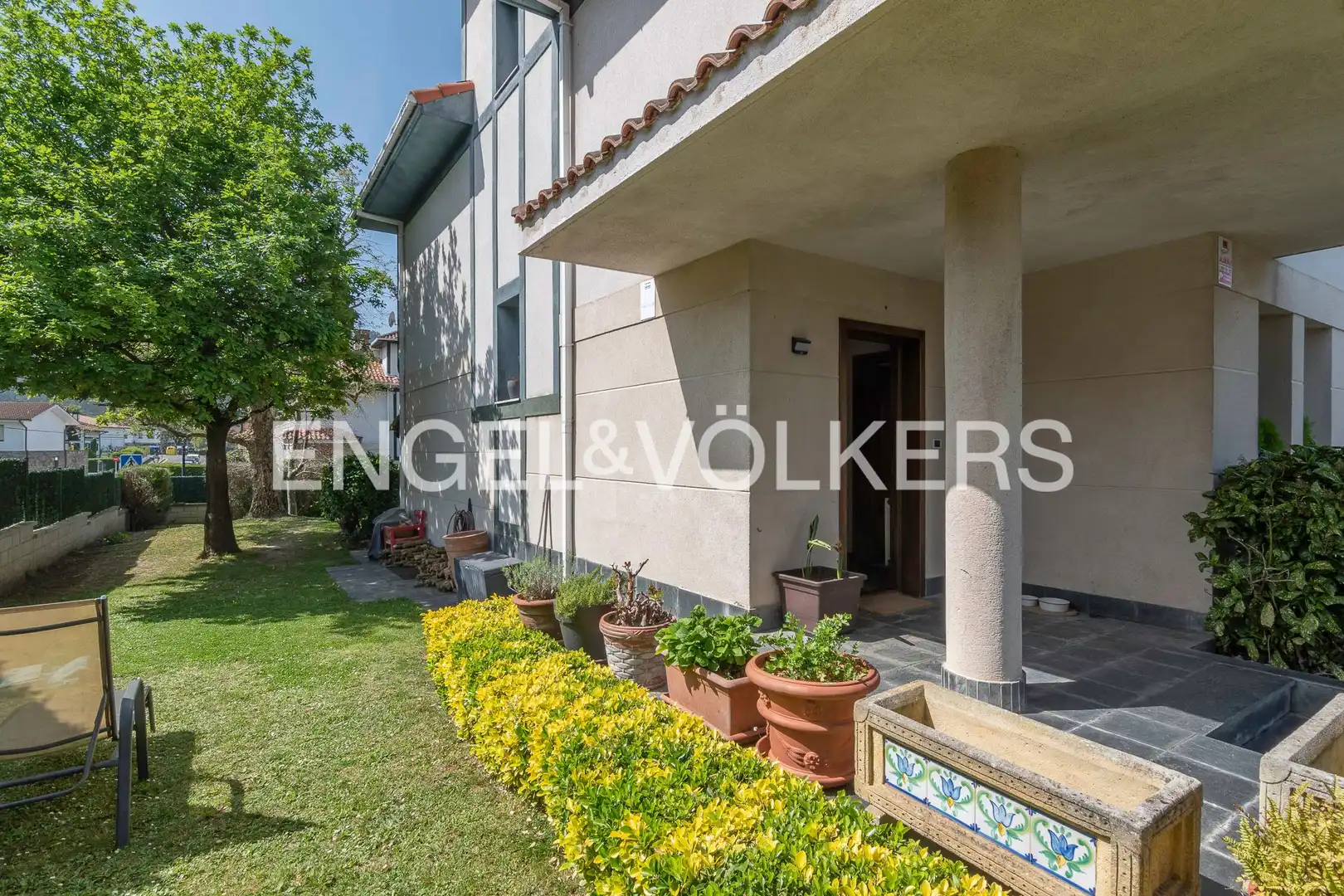 Außenansicht von Einfamilien-Reihenhaus zum Verkauf in Gamiz-Fika mit Heizung, Privatgarten und Terrasse