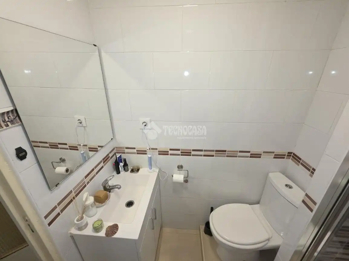 Bathroom of Flat for sale in Sevilla  with Air Conditioner, Terrace and Balcony