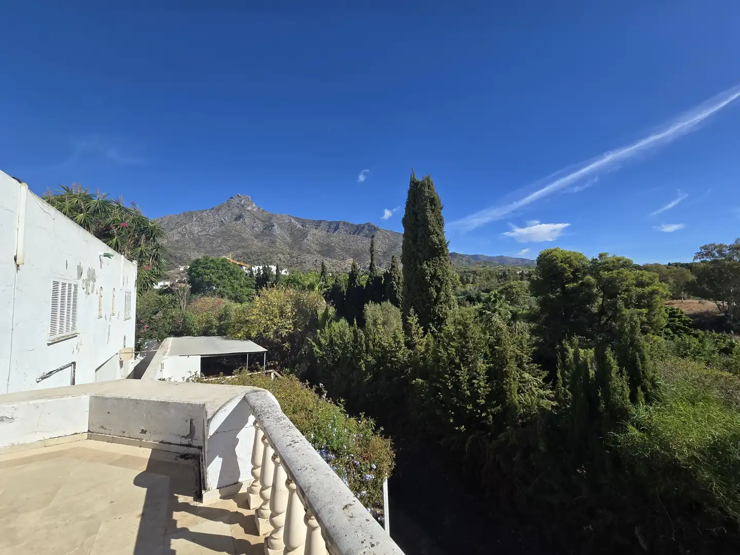 Vista exterior de Casa o xalet en venda en Marbella amb Calefacció, Jardí privat i Terrassa