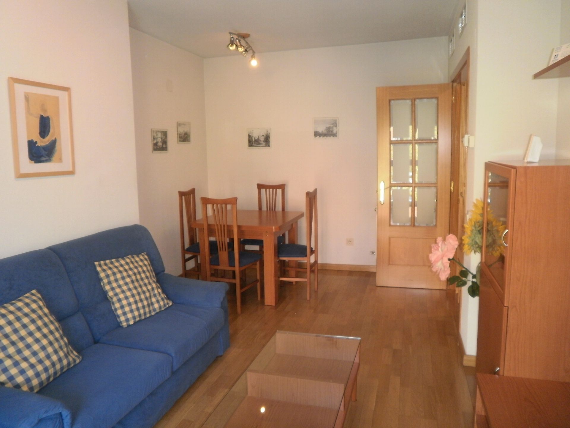 Sala d'estar de Pis de lloguer en Alcorcón amb Calefacció, Parquet i Moblat