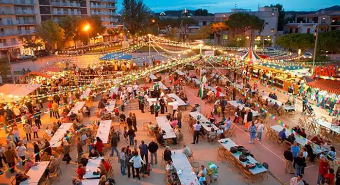 Vista exterior de Casa adosada en venda en Castell d'Aro, Platja d'Aro i s'Agaró amb Aire condicionat, Calefacció i Jardí privat
