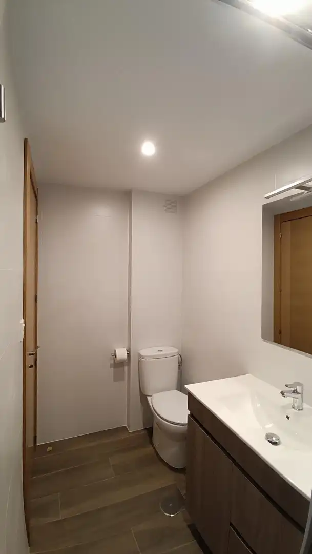 Baño de Piso para compartir en Granada con Aire acondicionado, Terraza y Amueblado