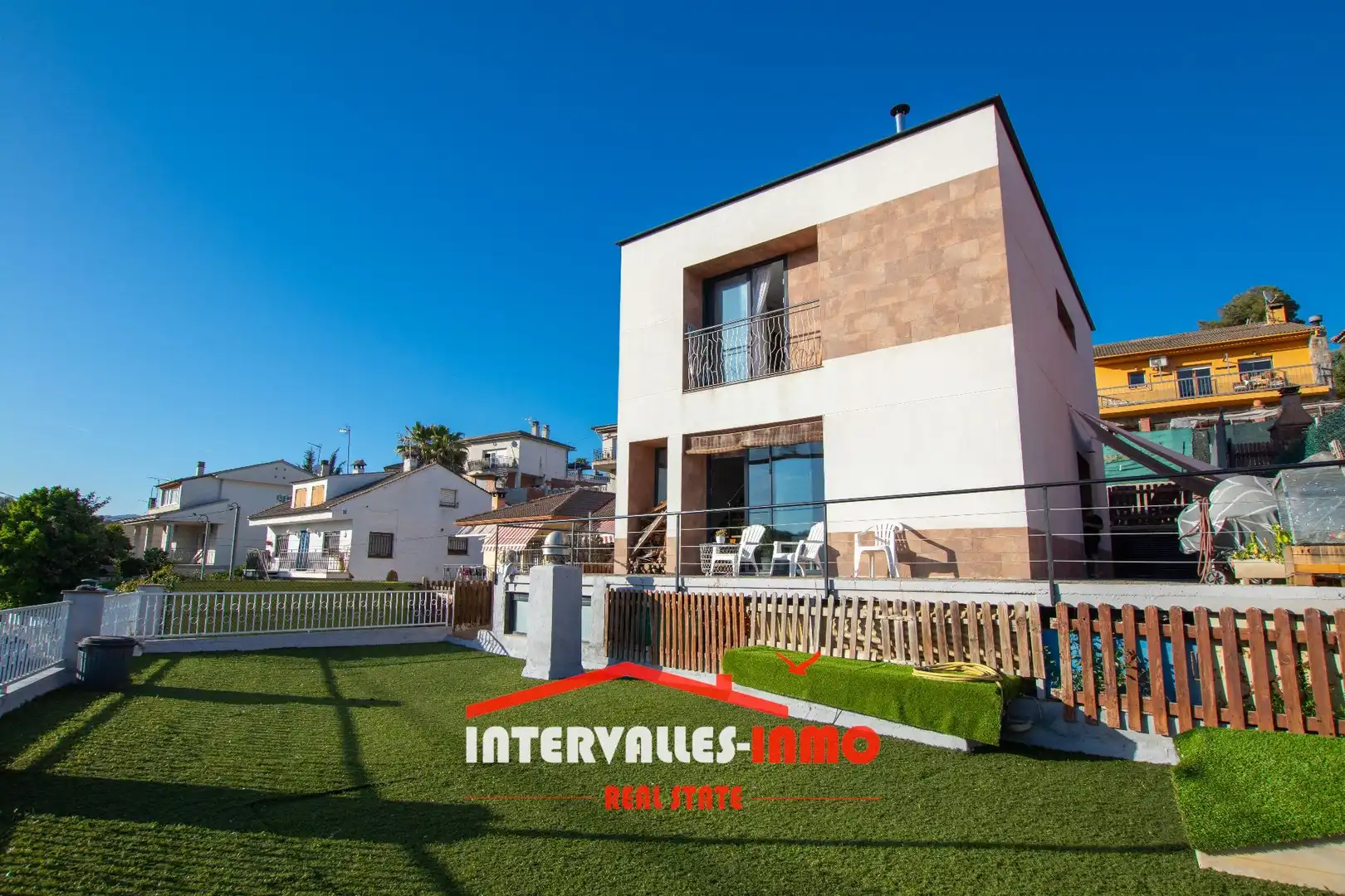 Vista exterior de Casa o xalet en venda en Lliçà d'Amunt amb Aire condicionat, Jardí privat i Terrassa