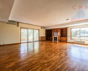 Living room of Flat to rent in  Madrid Capital  with Air Conditioner, Heating and Parquet flooring