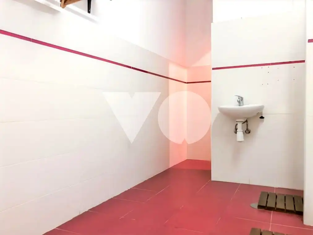Baño de Local en venta en Madrid