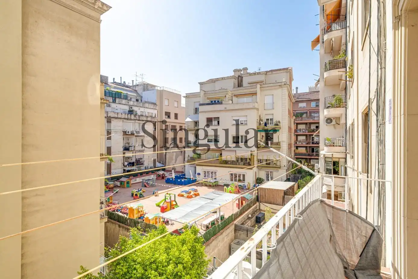 Vista exterior de Piso en venta en Barcelona con Calefacción y Alarma