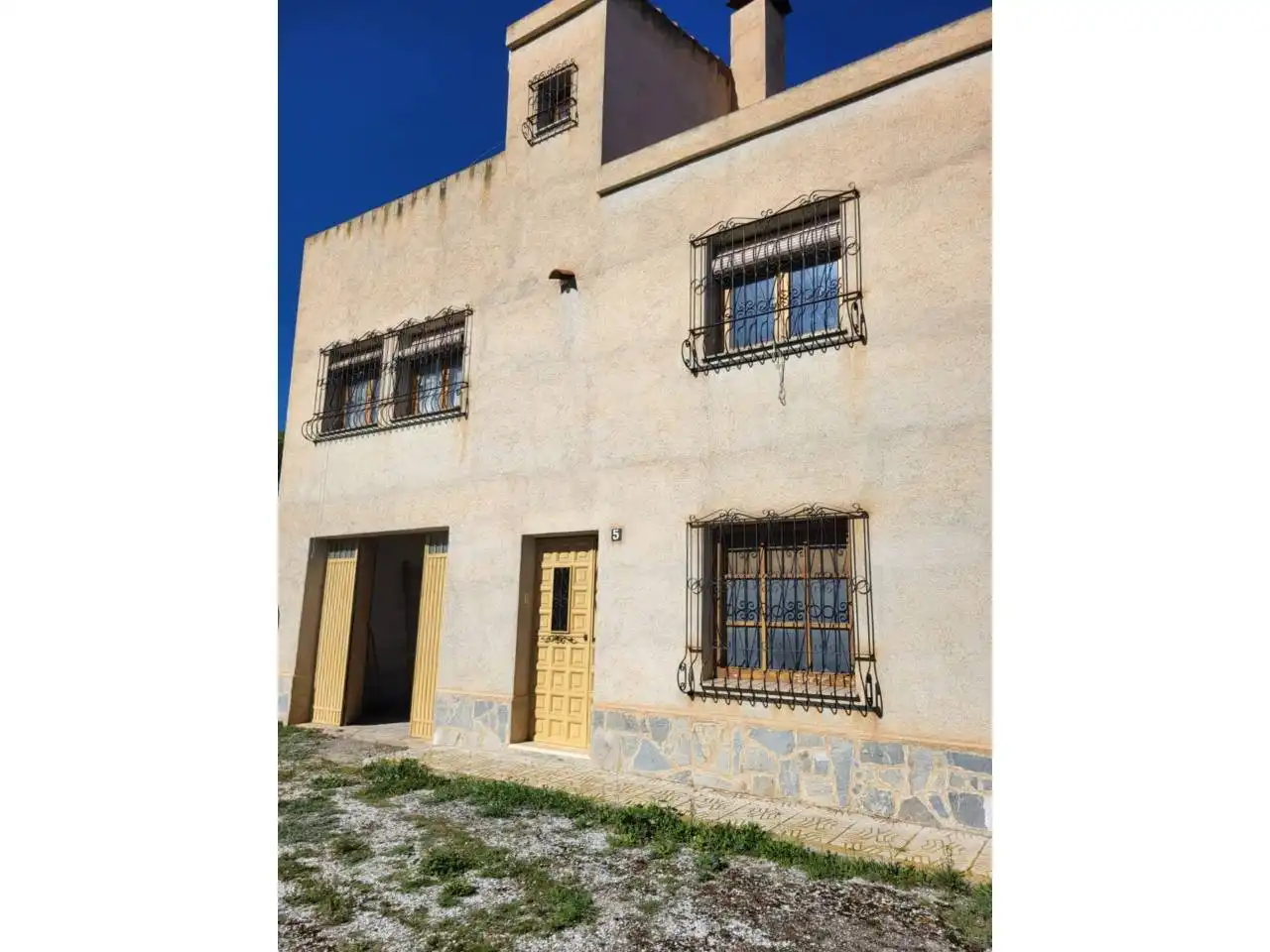 Vista exterior de Casa o xalet en venda en Baza amb Terrassa