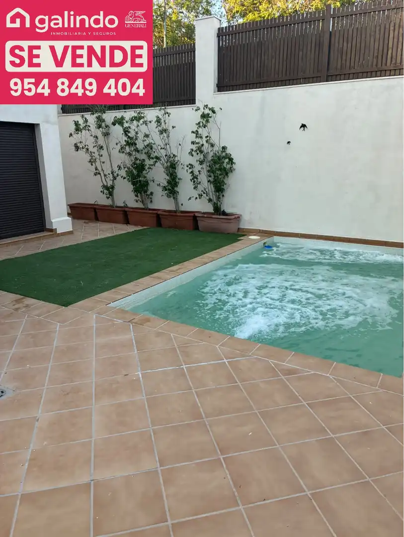 Swimming pool of Houses for sale in Marchena  with Swimming Pool and Community pool