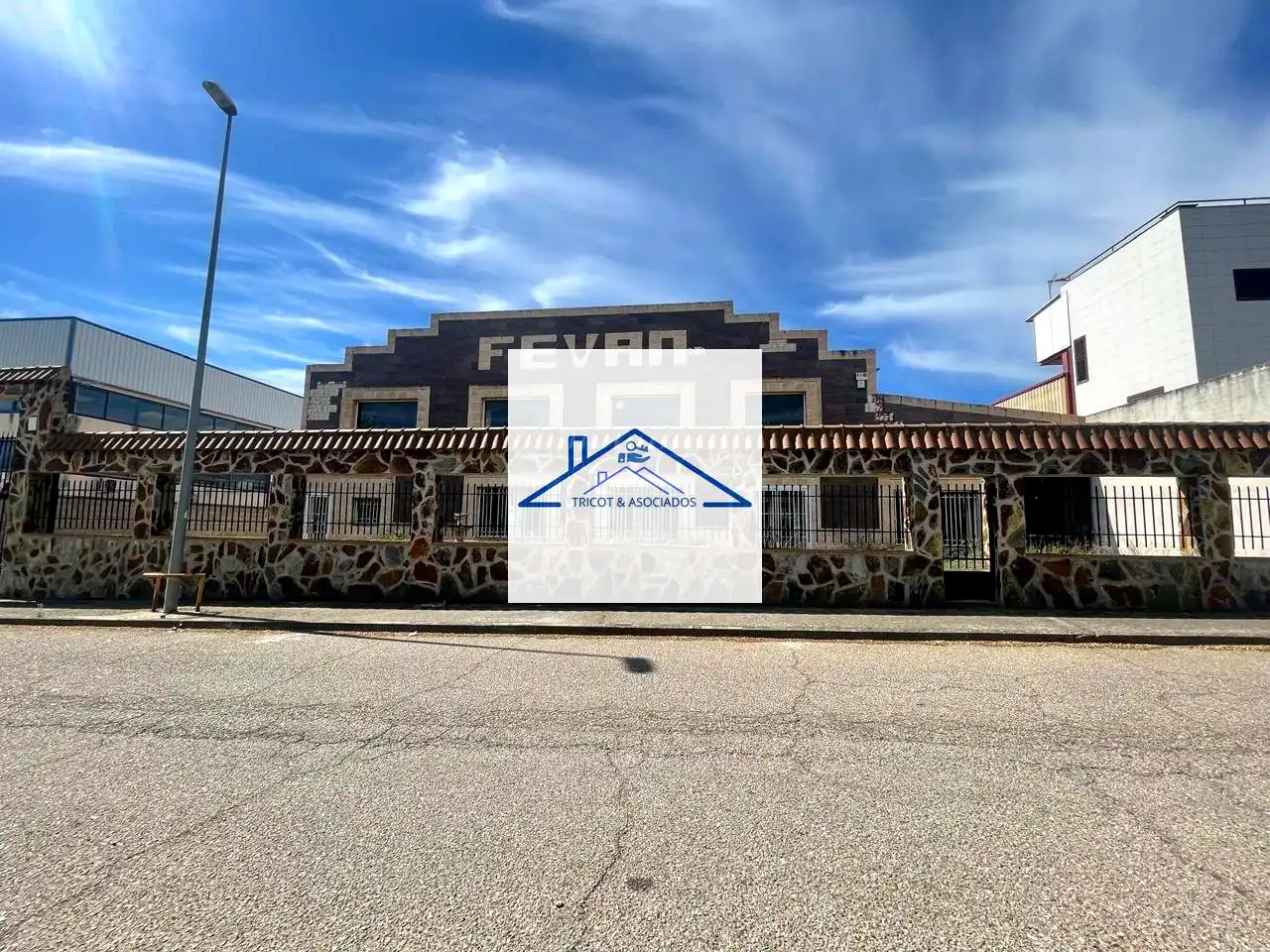 Außenansicht von Fabrikhallen zum Verkauf in Torrijos