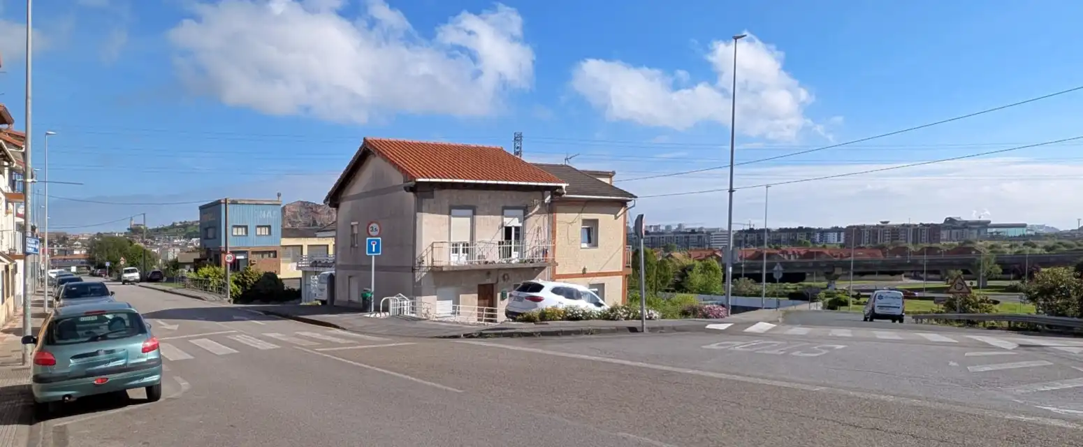 Vista exterior de Piso en venta en Camargo con Calefacción, Trastero y Balcón