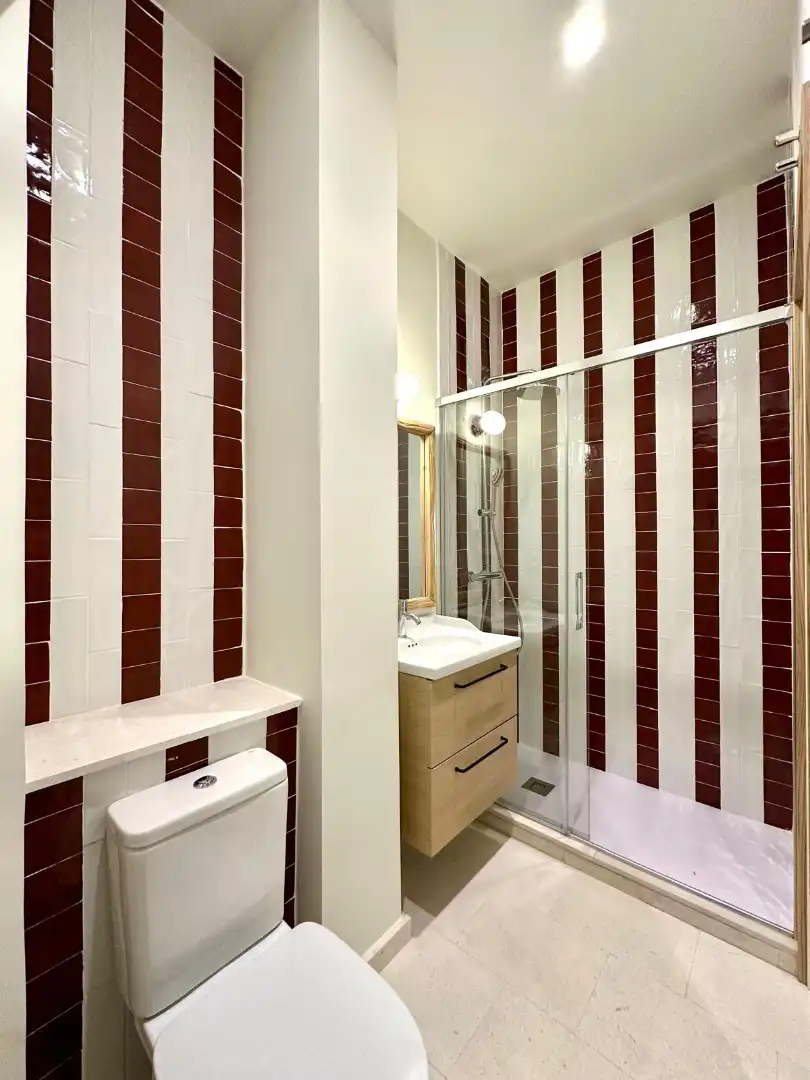 Badezimmer von Erdgeschoss zum Verkauf in Madrid mit Klimaanlage, Heizung und Ofen