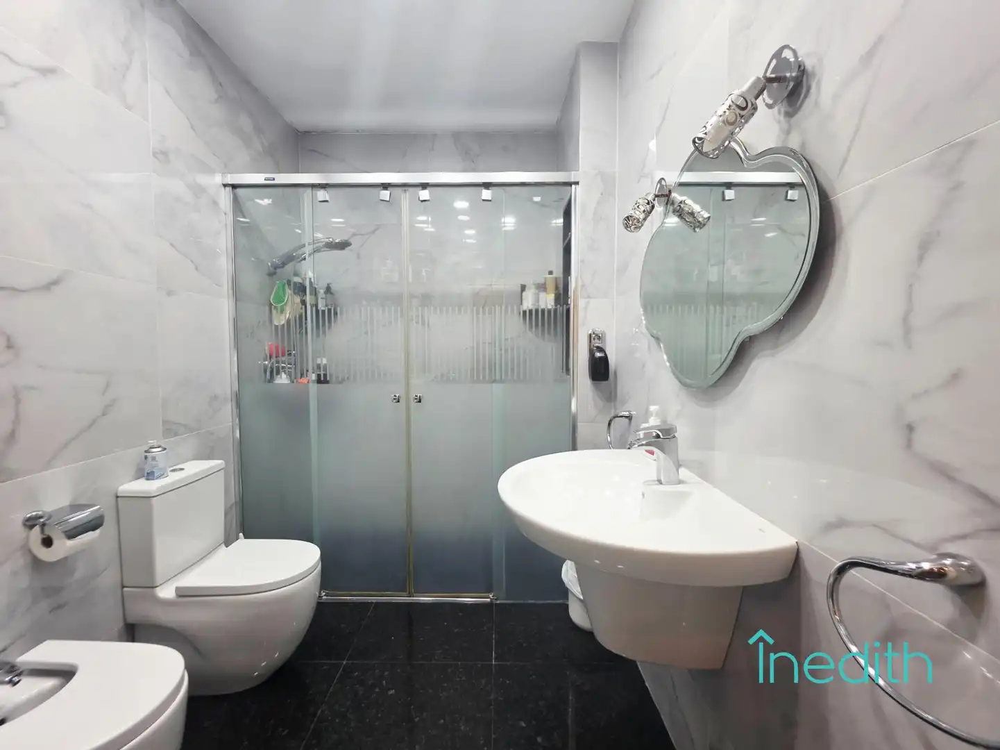 Badezimmer von Einfamilien-Reihenhaus zum Verkauf in Viladecans mit Klimaanlage, Heizung und Terrasse