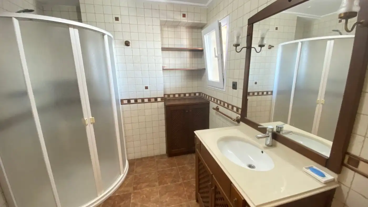 Badezimmer von Dachboden zum Verkauf in Silla mit Klimaanlage, Heizung und Parkett