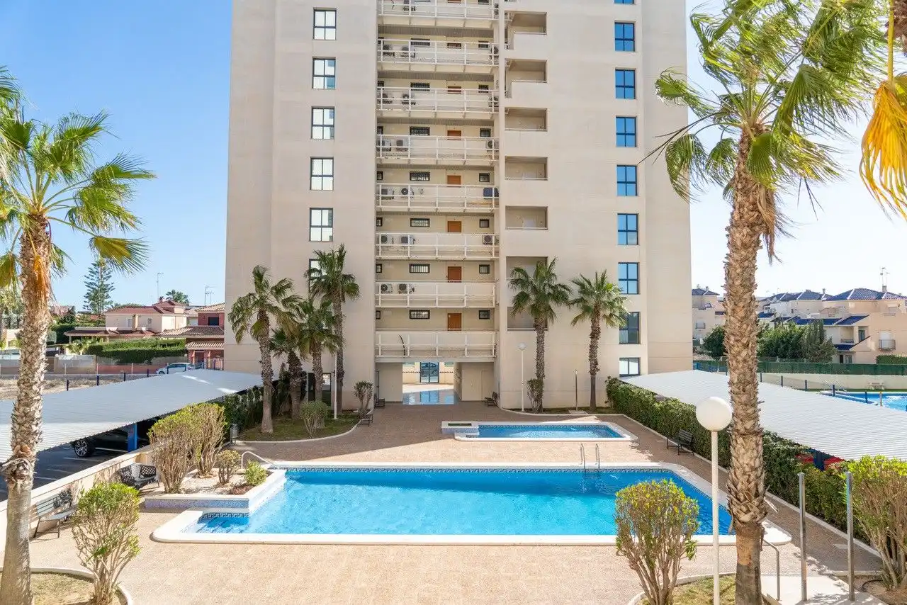Piscina de Apartament en venda en Torrevieja amb Aire condicionat, Calefacció i Jardí privat
