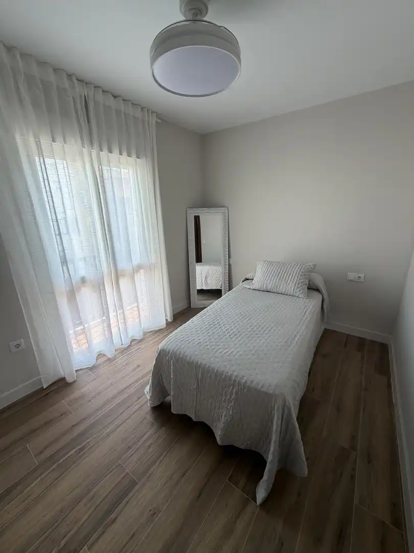Dormitori de Pis de lloguer en Dos Hermanas amb Terrassa, Moblat i Balcó