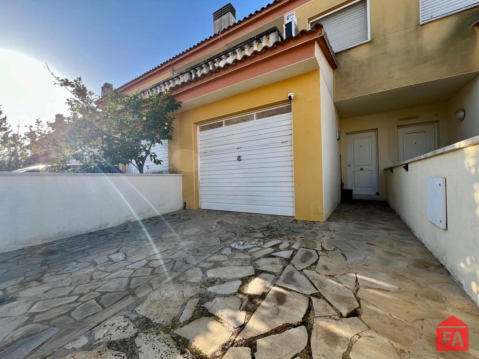 Exterior view of Single-family semi-detached for sale in Banyeres del Penedès  with Air Conditioner, Heating and Terrace