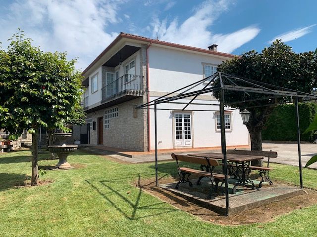 Vista exterior de Casa o xalet en venda en Vilagarcía de Arousa amb Calefacció, Jardí privat i Parquet