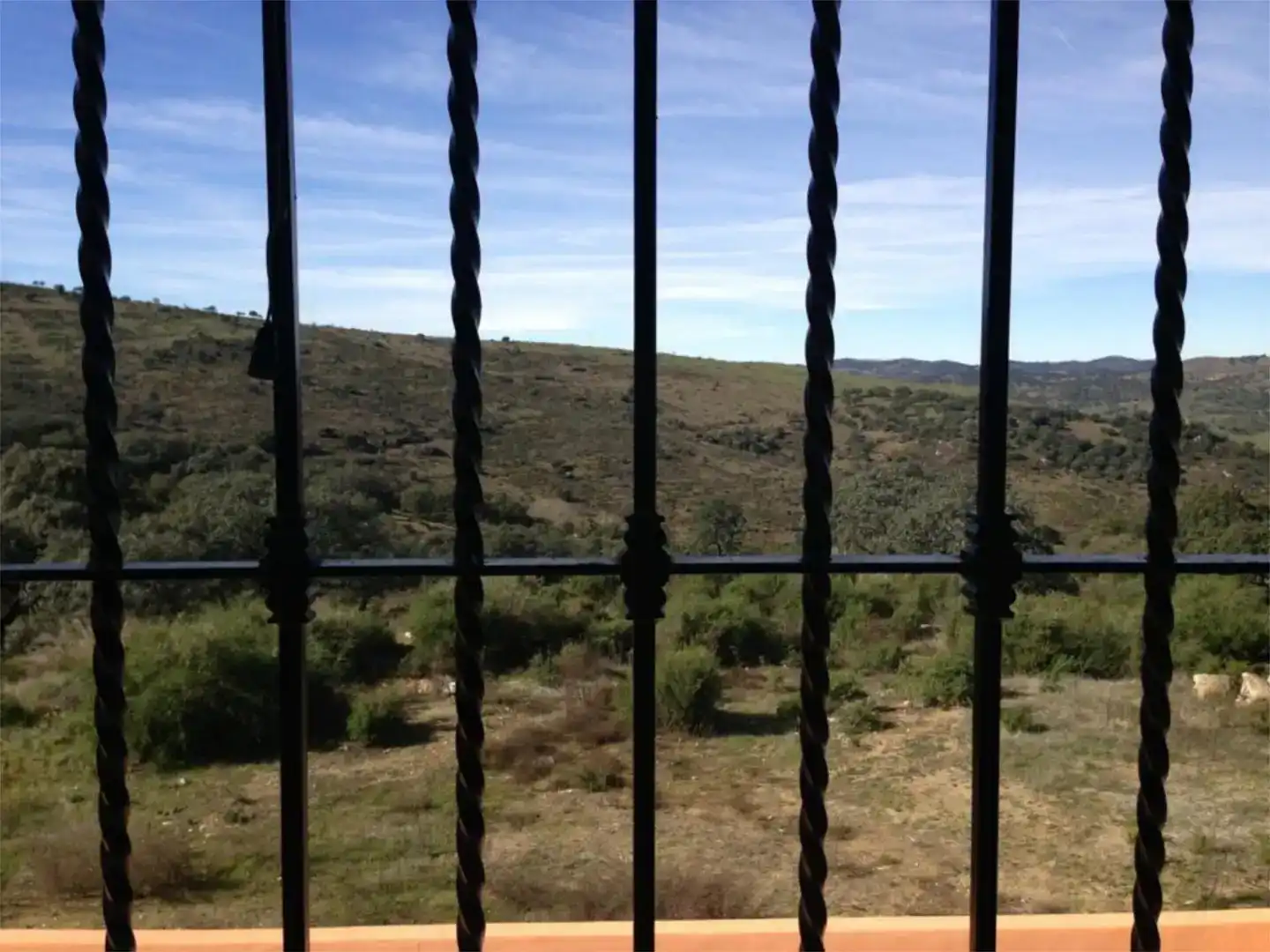 Vista exterior de Casa o xalet en venda en El Castillo de las Guardas amb Balcó