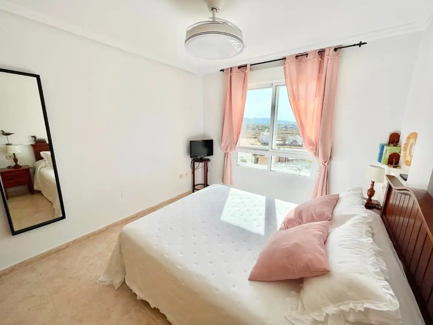Dormitori de Apartament de lloguer en Cartagena amb Aire condicionat, Piscina i Moblat