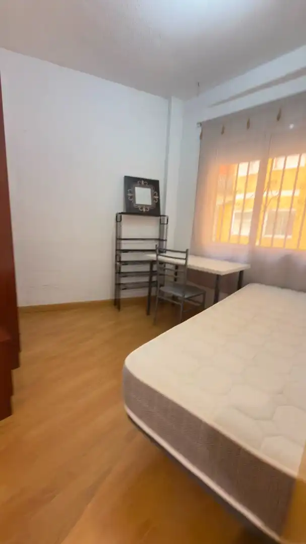 Schlafzimmer von Wohnung zur Miete in Granada mit Waschmaschine