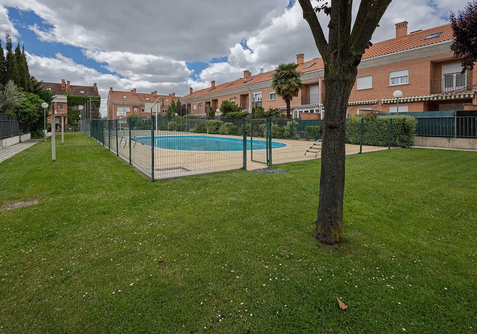 Piscina de Casa o xalet en venda en Valladolid amb Calefacció, Jardí privat i Parquet