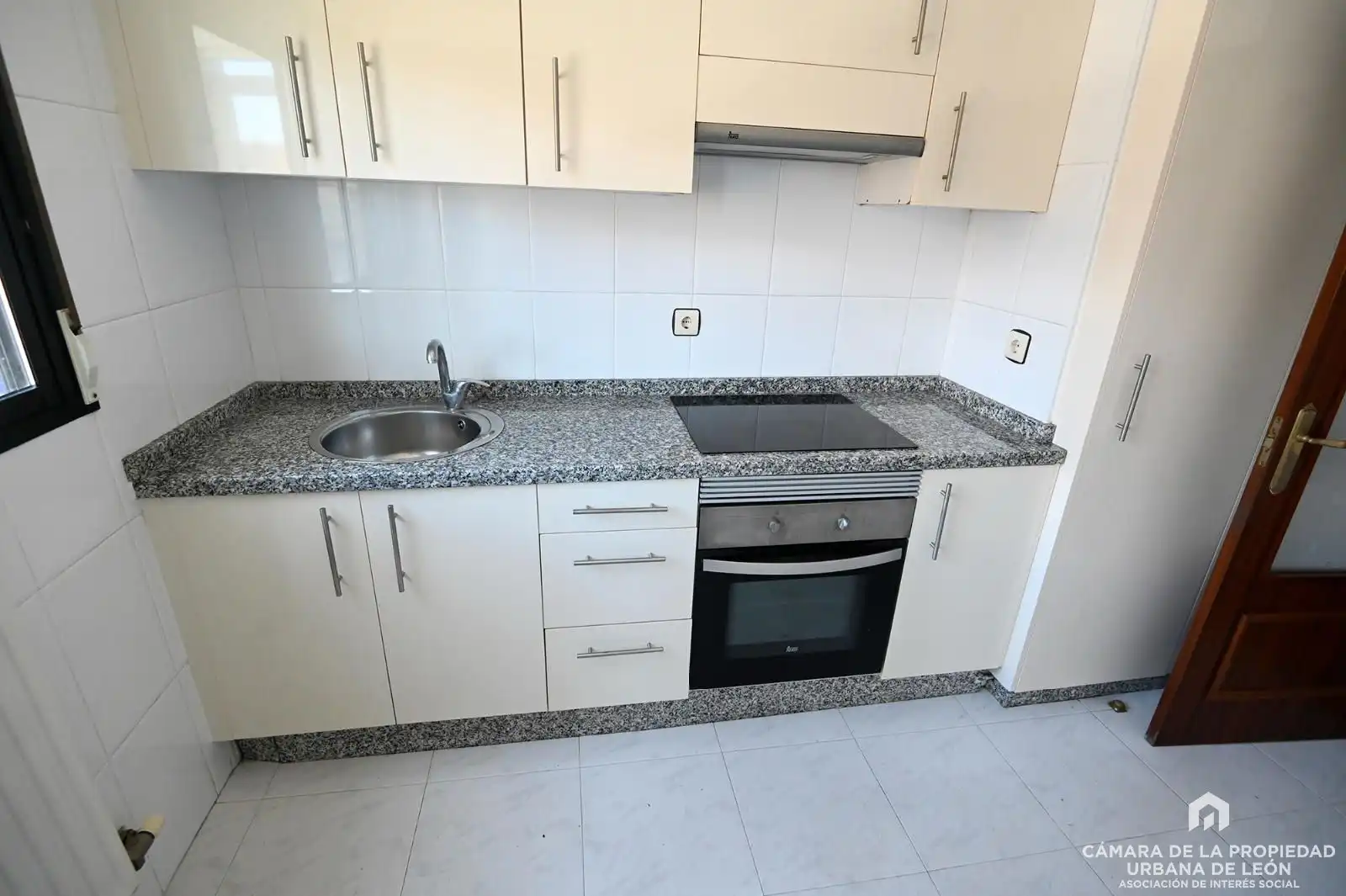 Cocina de Piso en venta en León Capital  con Calefacción, Terraza y Trastero