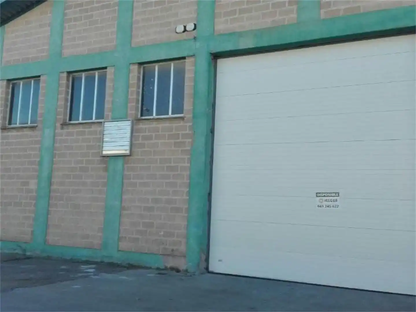 Außenansicht von Fabrikhallen zur Miete in Viana
