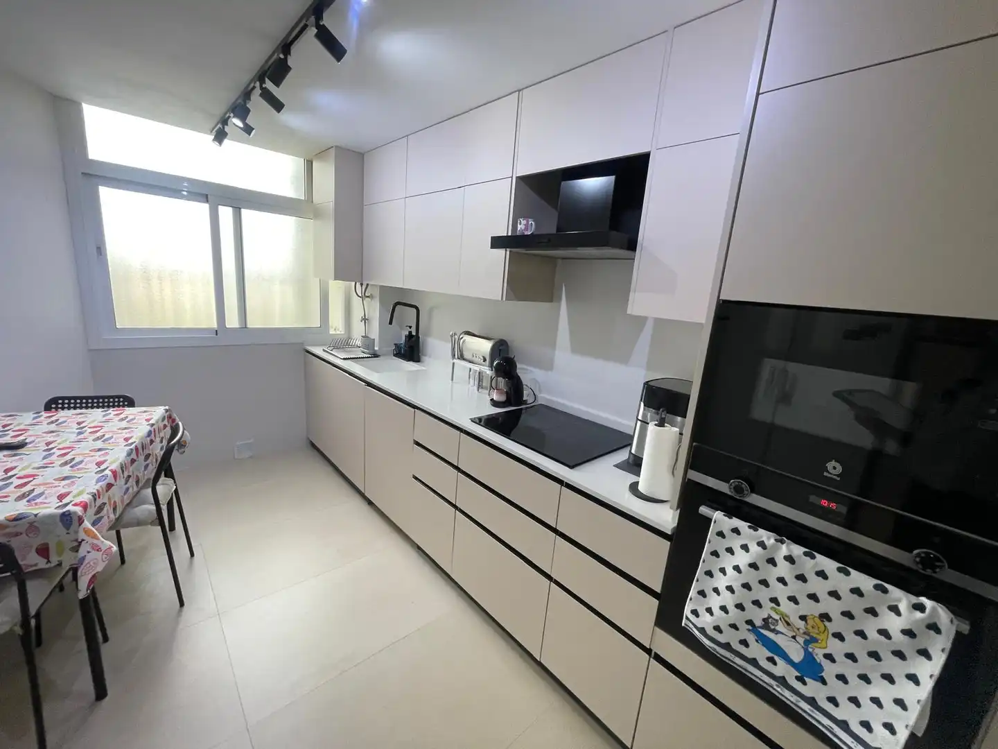 Küche von Wohnung zum Verkauf in Málaga mit Klimaanlage, Privatgarten und Balkon