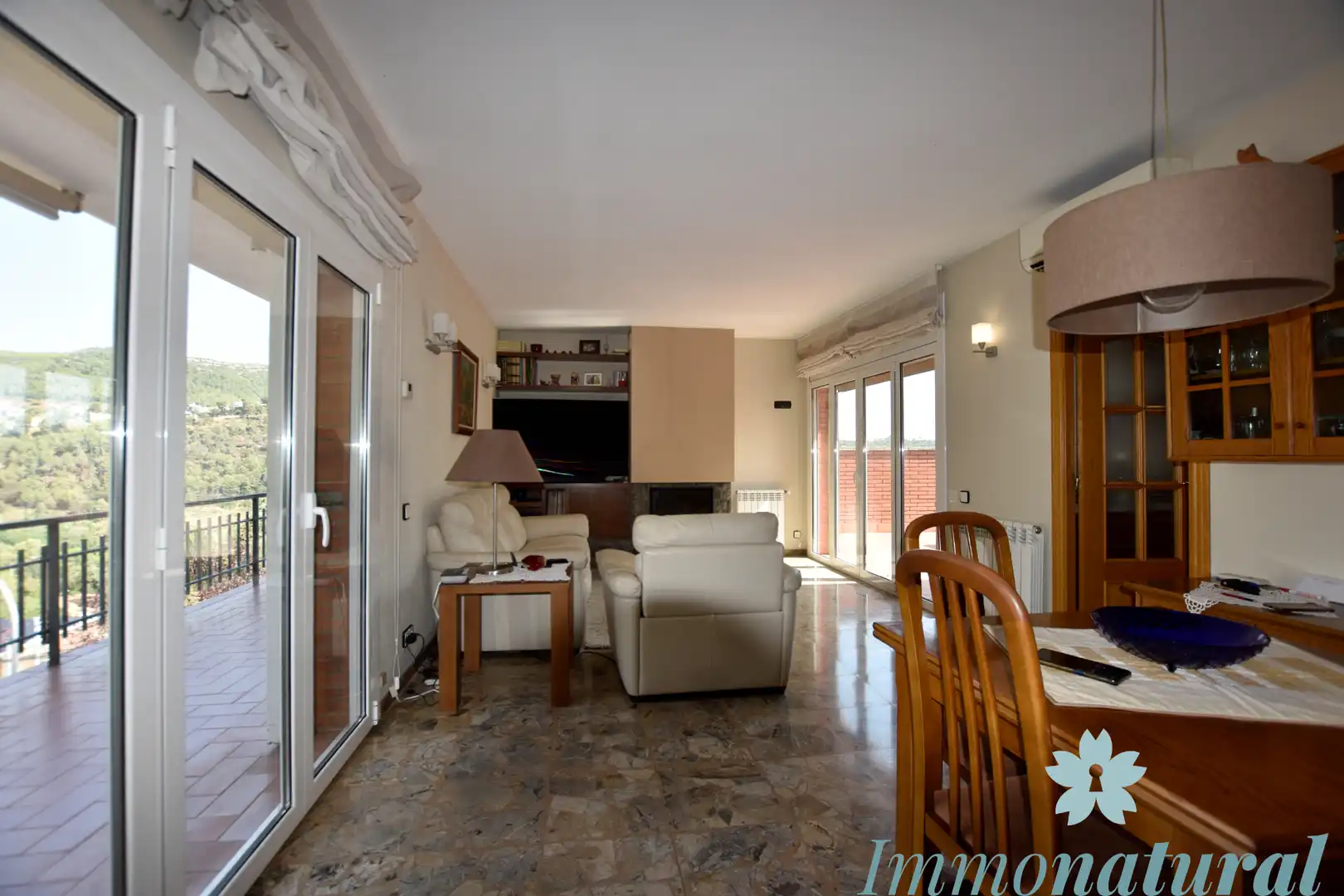 Sala de estar de Casa o chalet en venta en Torrelles de Llobregat con Aire acondicionado, Calefacción y Jardín privado