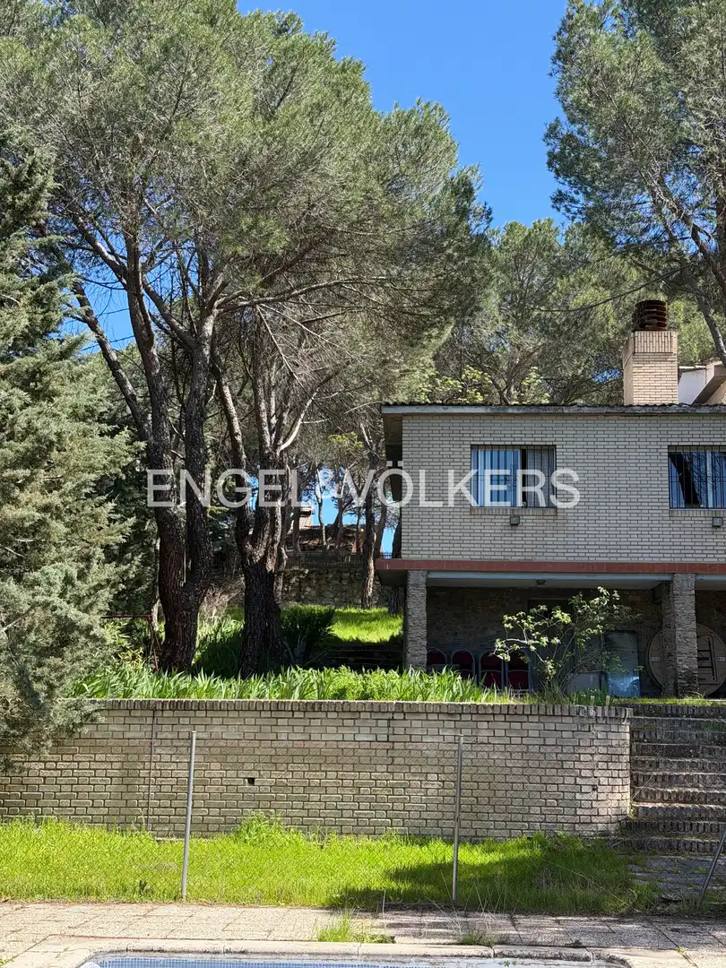 Vista exterior de Casa o xalet en venda en Las Rozas de Madrid amb Calefacció, Jardí privat i Piscina