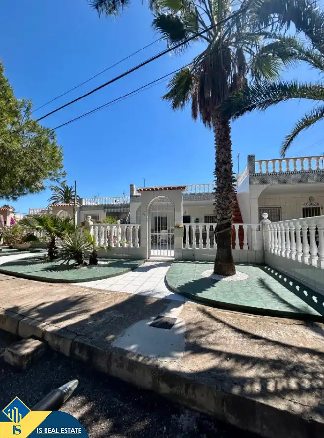 Vista exterior de Casa adosada en venta en Torrevieja con Calefacción, Jardín privado y Terraza