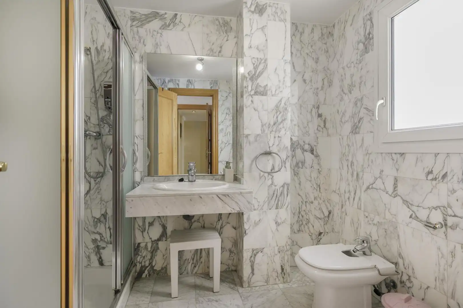 Baño de Piso en venta en Granada con Calefacción, Balcón y Piscina comunitaria