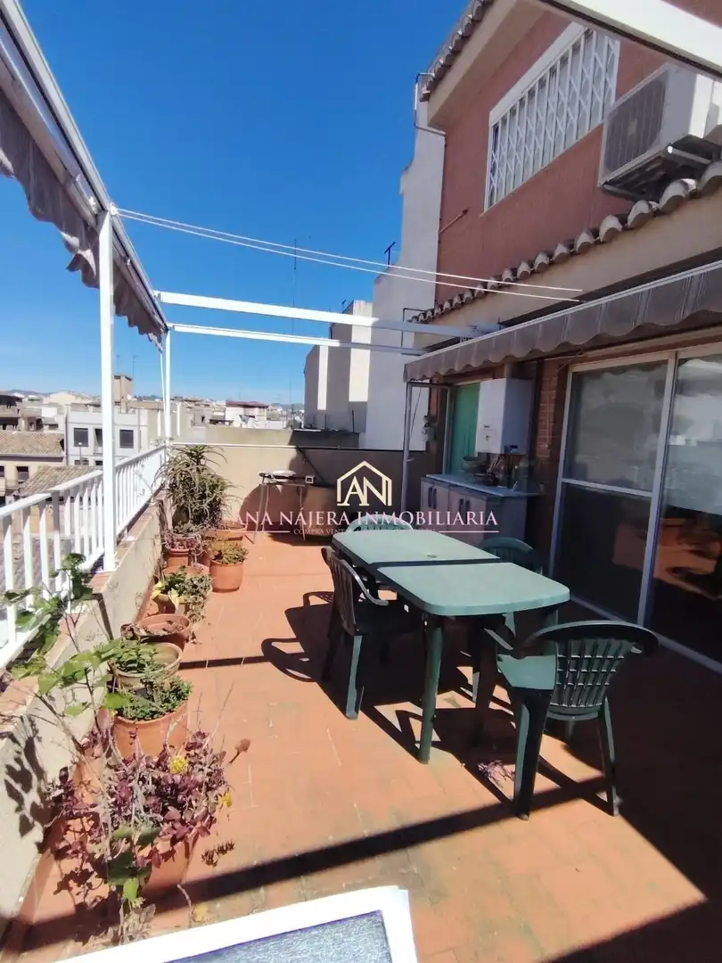 Terrasse von Dachboden zum Verkauf in La Pobla de Vallbona mit Heizung und Abstellraum
