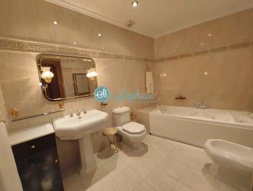 Badezimmer von Wohnung zur Miete in Segovia mit Heizung, Parkett und Möbliert