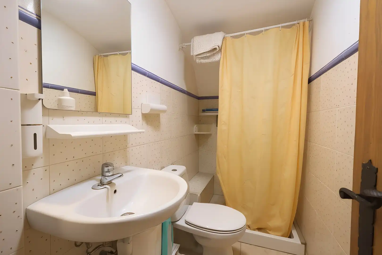 Baño de Finca rústica en venta en Capmany con Calefacción, Jardín privado y Terraza