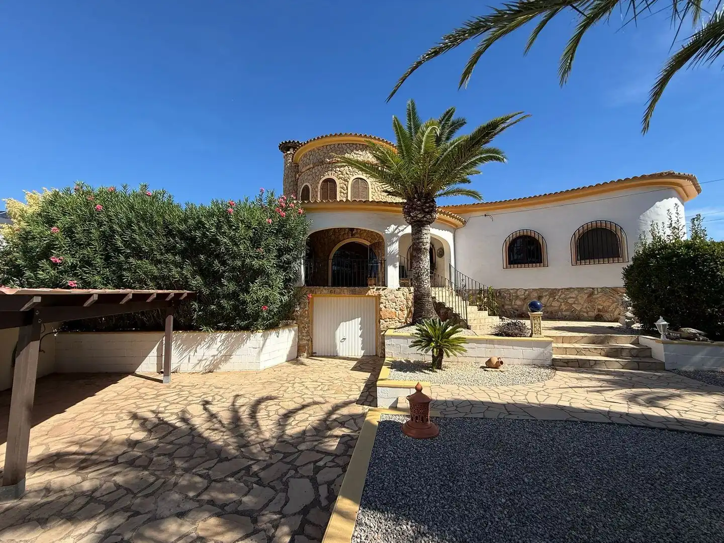 Villa con piscina in vendita a Carrió - La Merced - Los Pinos