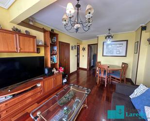 Sala d'estar de Pis en venda en Laredo amb Calefacció, Parquet i Moblat