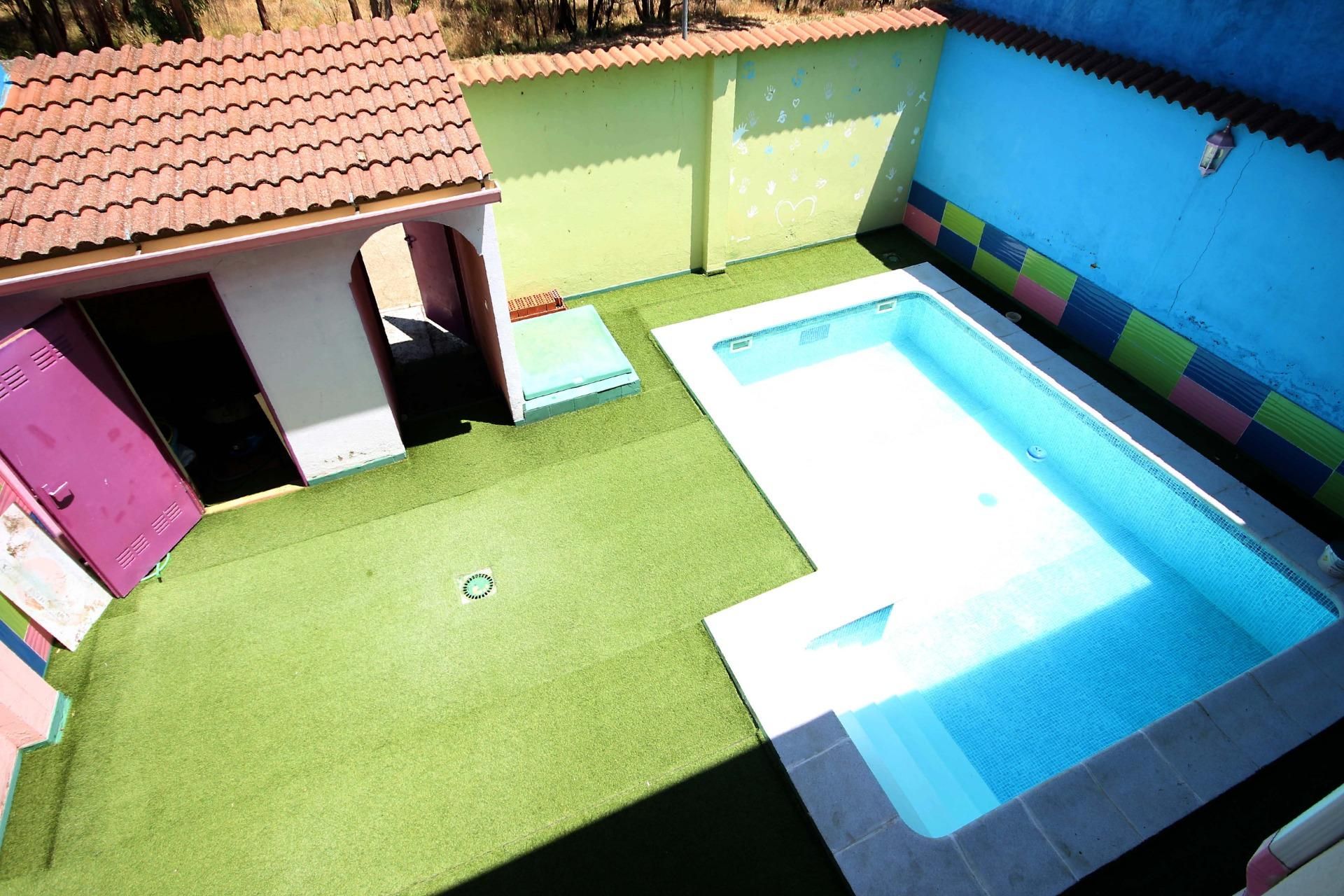 Piscina de Casa adosada en venda en Lobón amb Aire condicionat, Calefacció i Jardí privat