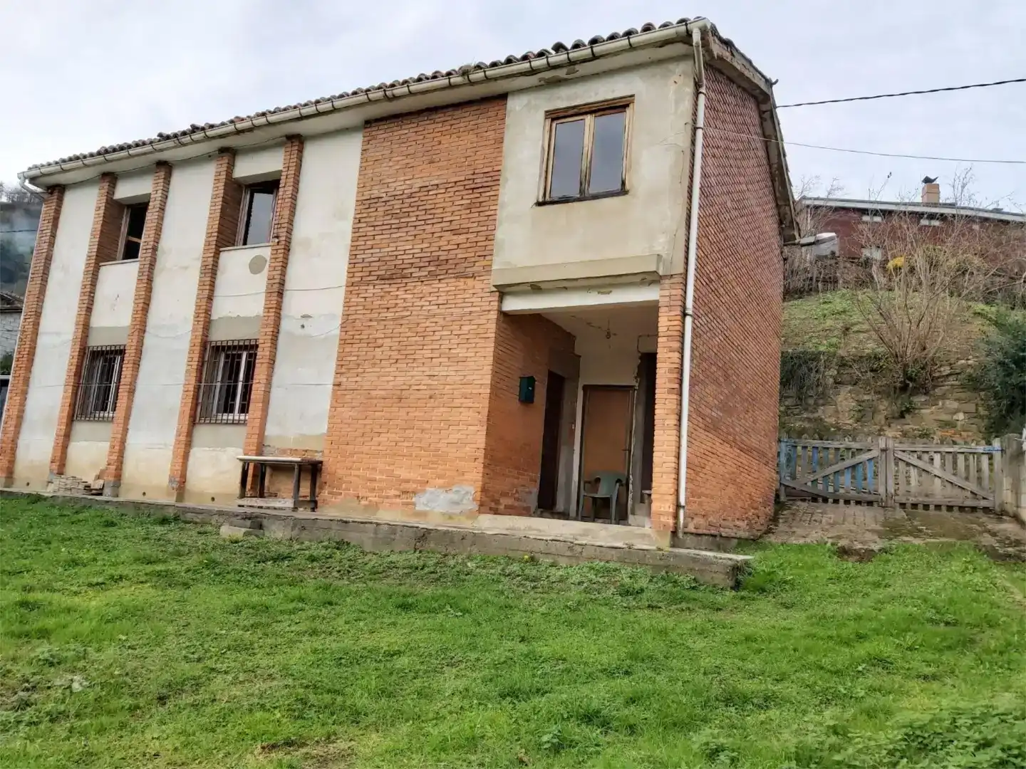 Außenansicht von Country house zum Verkauf in Riosa