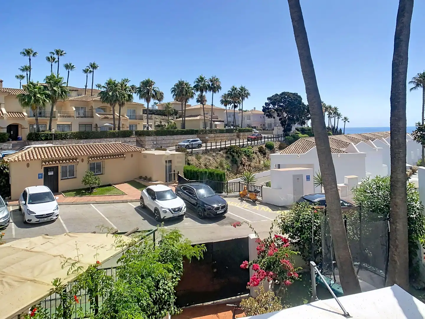 Vista exterior de Casa adosada en venda en Mijas amb Aire condicionat, Jardí privat i Piscina