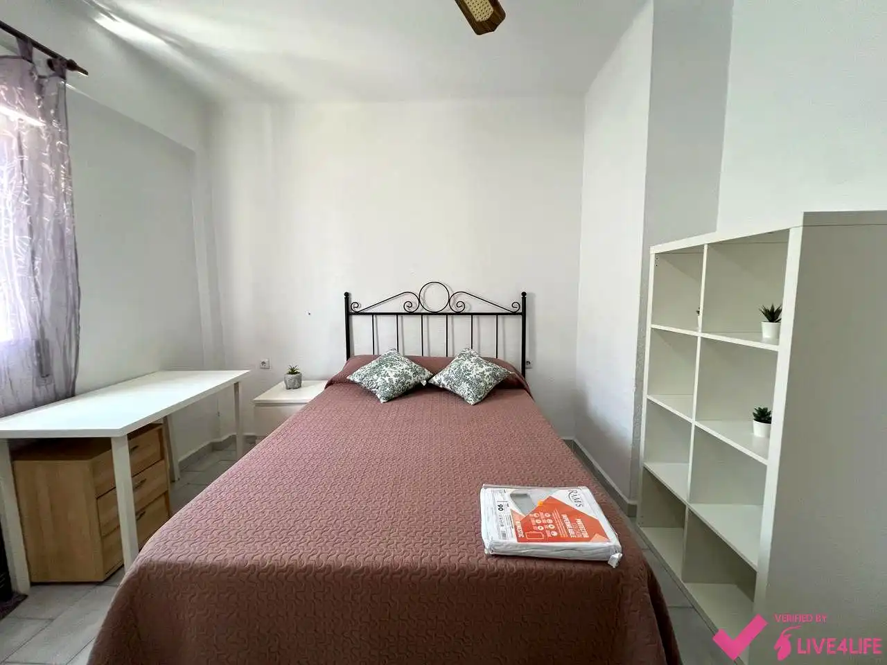 Bedroom of Flat for share in Sevilla  with Air Conditioner, Heating and Furnished