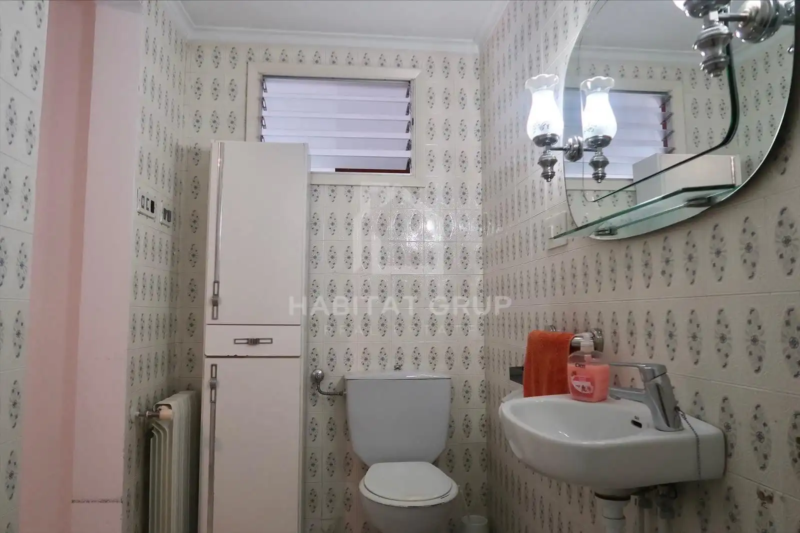 Badezimmer von Wohnung zum Verkauf in Es Castell mit Heizung und Privatgarten