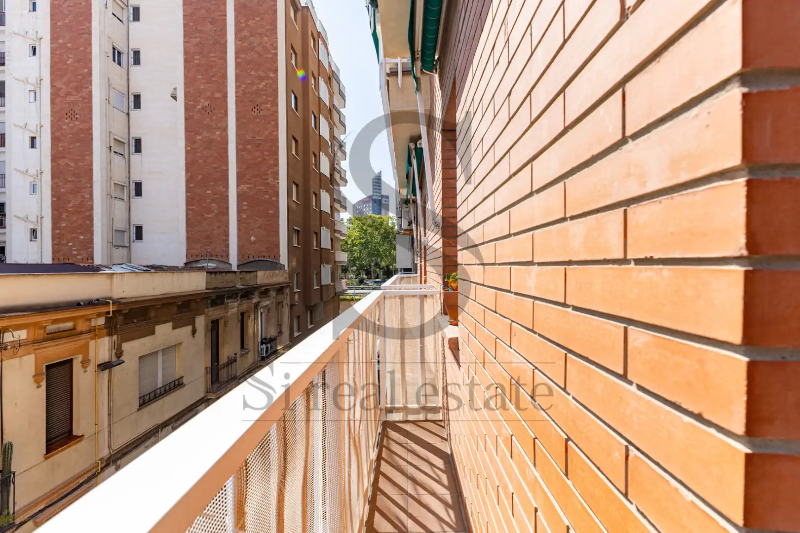 Außenansicht von Wohnung zum Verkauf in Barcelona mit Klimaanlage und Balkon