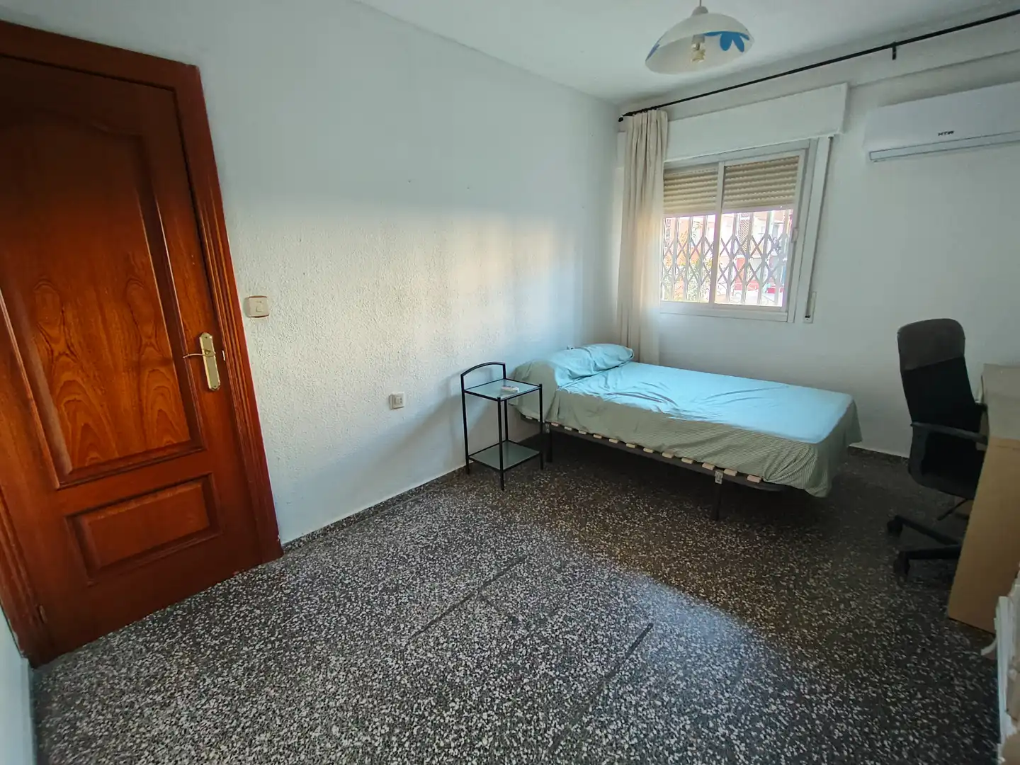 Habitación de Piso de alquiler en Granada con Aire acondicionado, Amueblado y Lavadora