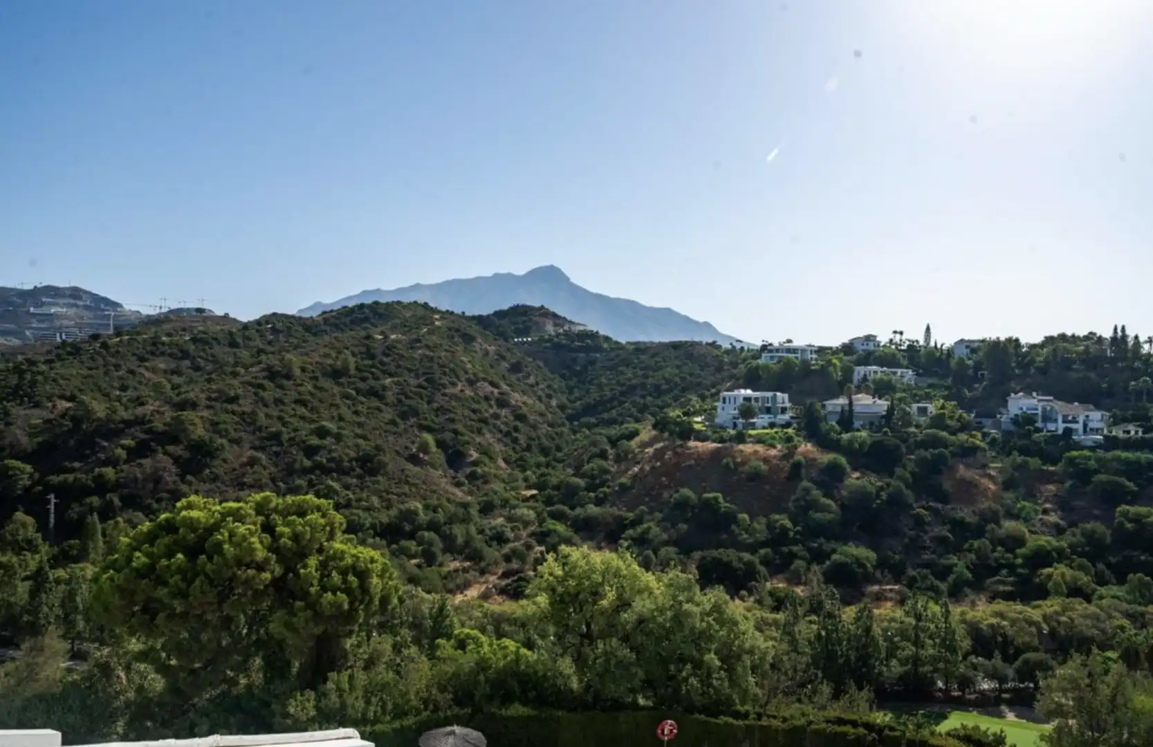 Außenansicht von Wohnungen zum Verkauf in Benahavís mit Klimaanlage, Terrasse und Schwimmbad
