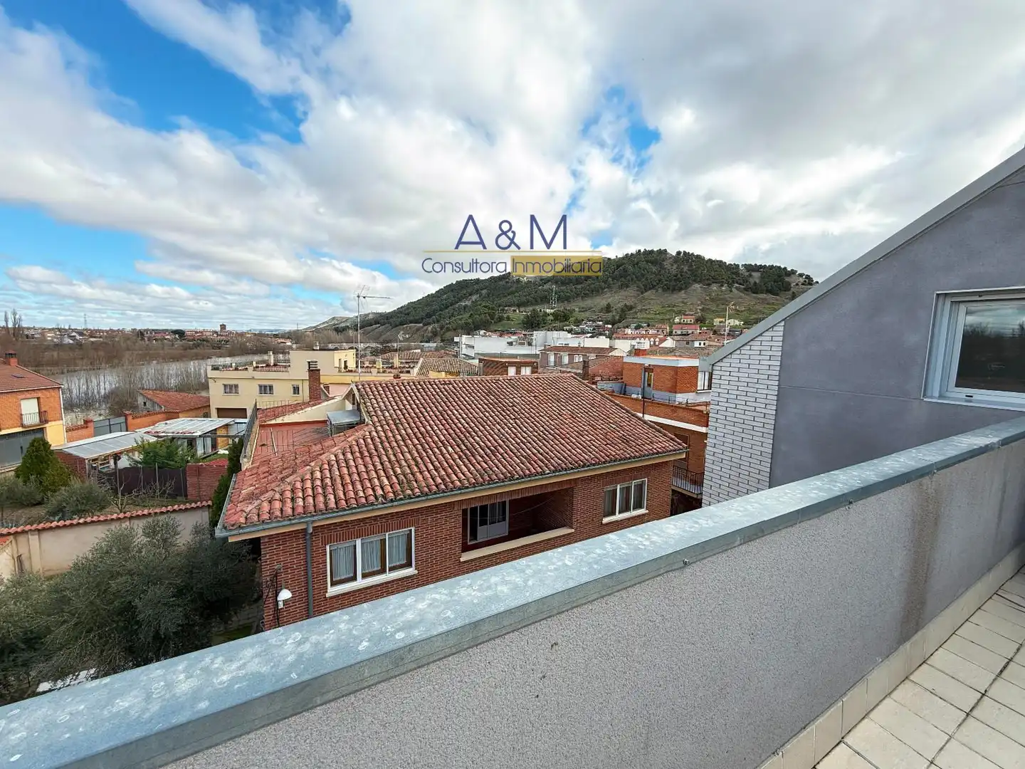 Vista exterior de Ático en venta en Cabezón de Pisuerga con Aire acondicionado, Calefacción y Terraza