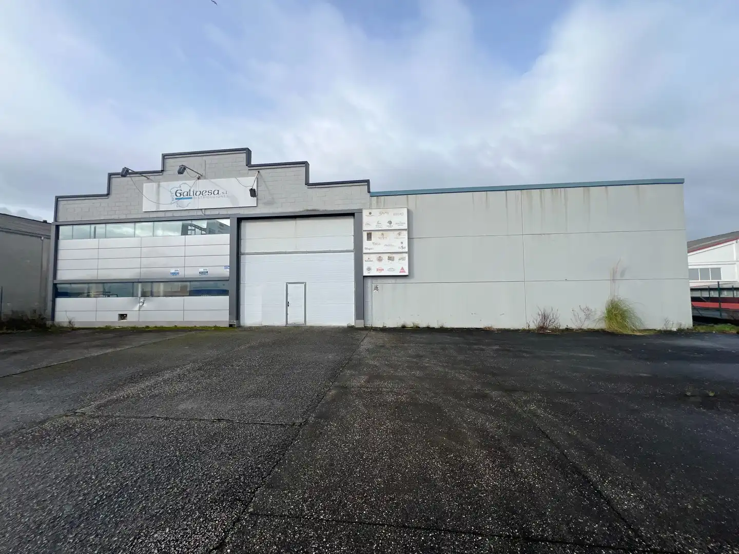 Außenansicht von Fabrikhallen zur Miete in Narón