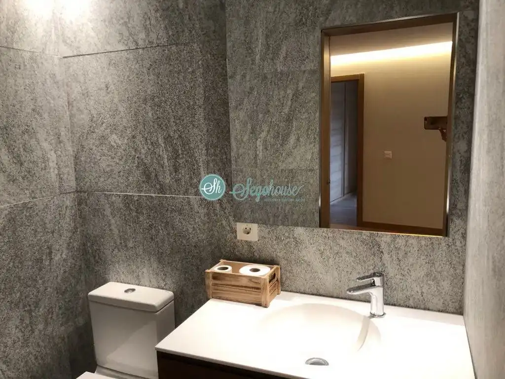 Baño de Piso de alquiler en Segovia con Calefacción, Terraza y Amueblado